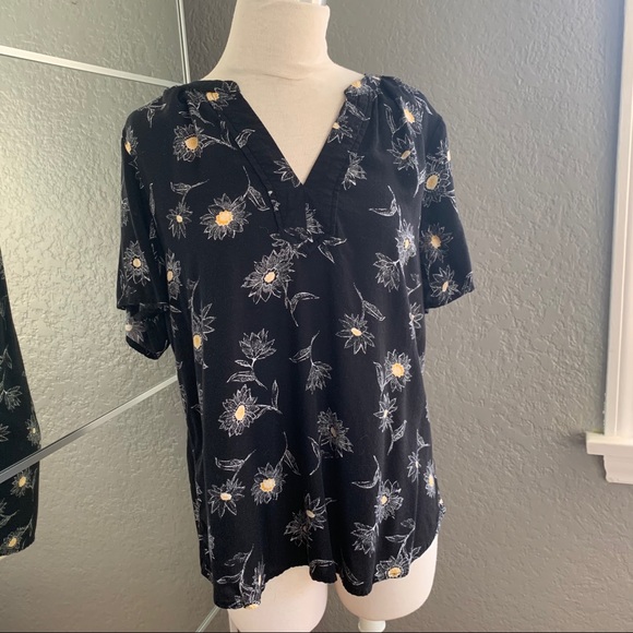 Lightweight black floral top - Picture 2 of 3